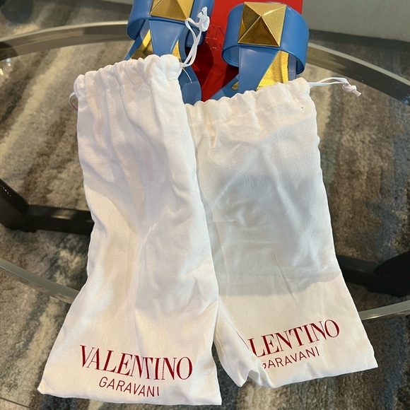 Valentino Garavani One Stud Thong Sandal. Size 40. Dust bags and Box included. - Picture 7 of 9